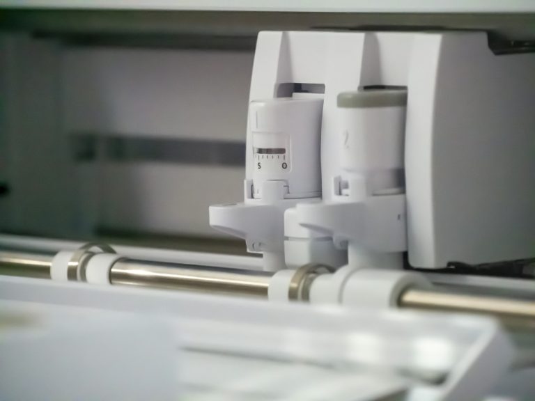 Blade carriage of a desktop cutting plotter