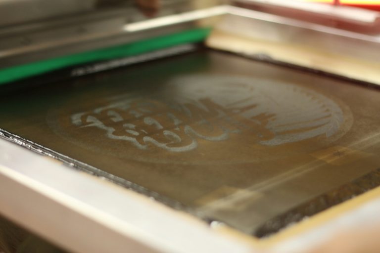 Screen printing screen with a print image in the mesh